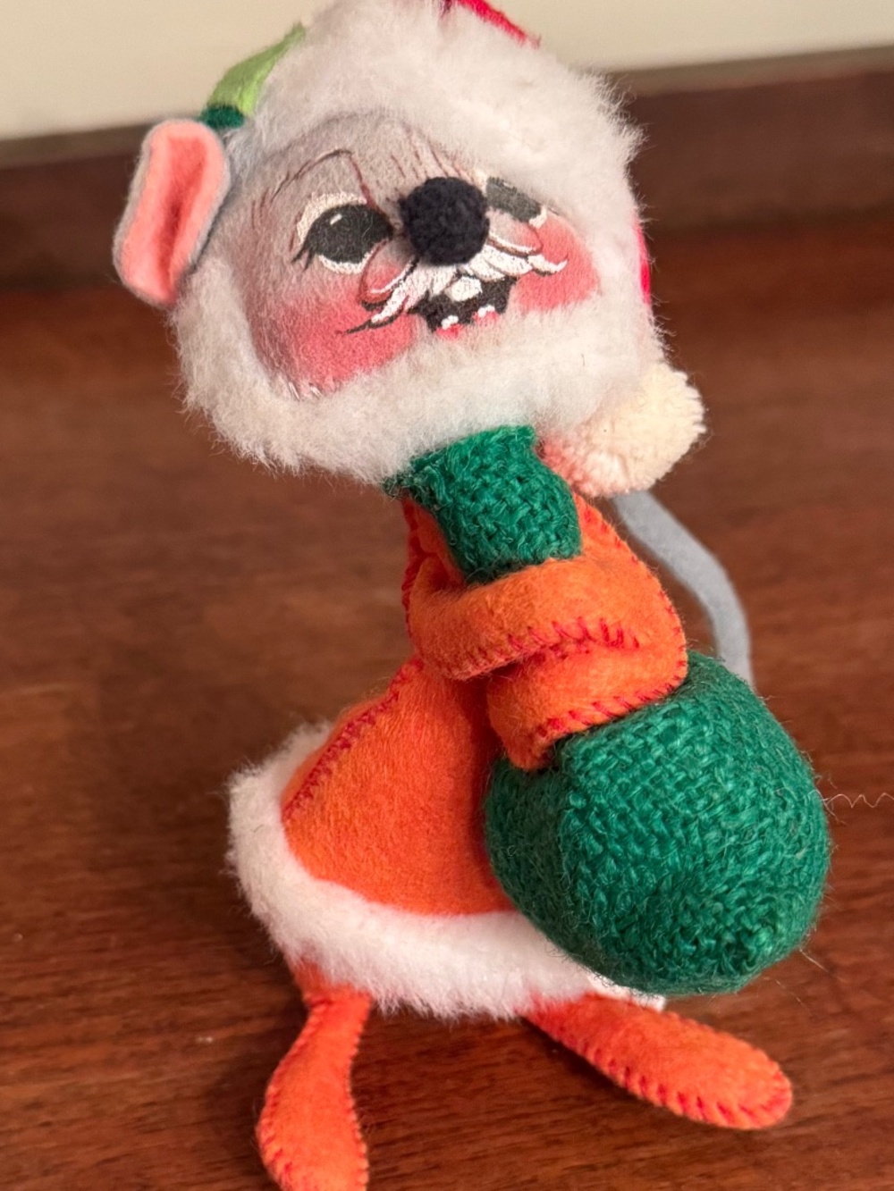 Vintage 1986 Annalee Mobilitee Christmas Mouse in Santa Suit carrying Gift Bag